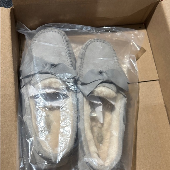 UGG Dakota Moccasin Slippers grey suede sz 7 Like new - Picture 2 of 9